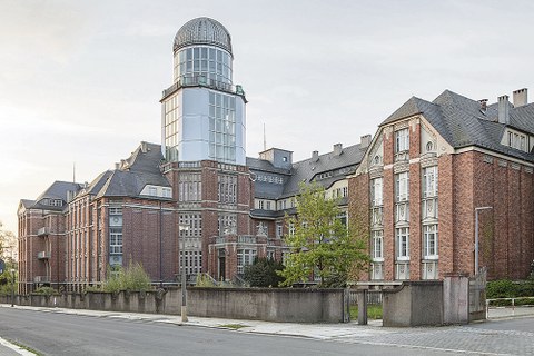 Der Beyer-Bau von der George-Bähr-Straße aus gesehen.