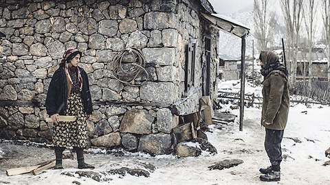 Reyhan (Cemre Ebuzziya) und der Dorfhirte Veysel (Kayhan Açıkgöz) stehen vor einer Hütte.