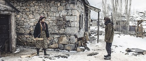 Reyhan (Cemre Ebuzziya) und der Dorfhirte Veysel (Kayhan Açıkgöz) stehen vor einer Hütte.