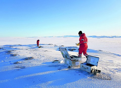 Susanne Lunz und Christoph Knöfel von der Professur für Geodätische Erdsystemforschung beim Aufbau einer geodätischen GNSSStation in Nordost-Grönland (während der Polarstern-Fahrt PS109, 2017).
