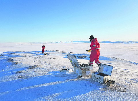 Susanne Lunz und Christoph Knöfel von der Professur für Geodätische Erdsystemforschung beim Aufbau einer geodätischen GNSSStation in Nordost-Grönland (während der Polarstern-Fahrt PS109, 2017).