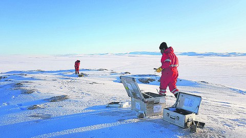 Susanne Lunz und Christoph Knöfel von der Professur für Geodätische Erdsystemforschung beim Aufbau einer geodätischen GNSSStation in Nordost-Grönland (während der Polarstern-Fahrt PS109, 2017).