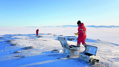 Susanne Lunz und Christoph Knöfel von der Professur für Geodätische Erdsystemforschung beim Aufbau einer geodätischen GNSSStation in Nordost-Grönland (während der Polarstern-Fahrt PS109, 2017).