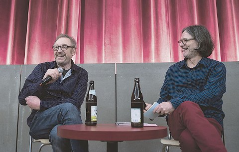 Oktober 2017: Körners Corner im Programmkino Ost: Andreas Körner sitzt mit seinem Gast Josef Hader anlässlich der Premiere von »Wilde Maus« an einem Tisch.