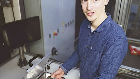 Doktorand Max Vater an einem Testcontainer im Institut für Wasserstoff- und Kernenergietechnik der TU Dresden, in dem sich erproben lässt, wie dicht verschiedene Werkstoffe und Konstruktionen Wasserstoff halten können.