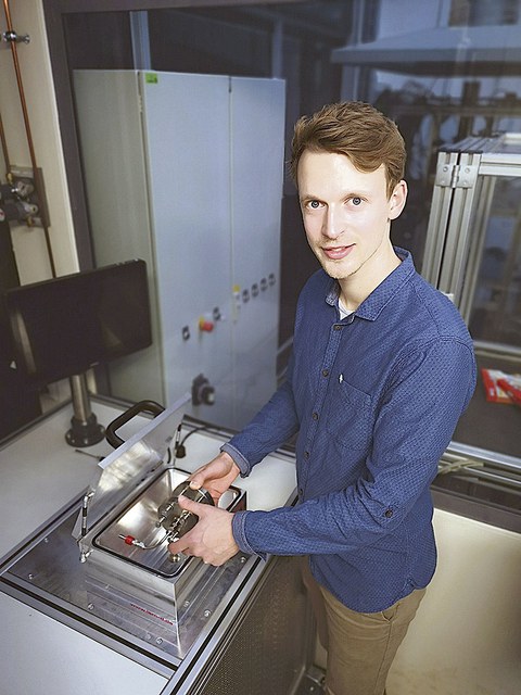 Doktorand Max Vater an einem Testcontainer im Institut für Wasserstoff- und Kernenergietechnik der TU Dresden, in dem sich erproben lässt, wie dicht verschiedene Werkstoffe und Konstruktionen Wasserstoff halten können.