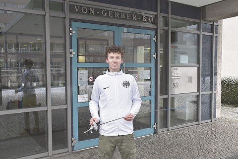 Laurenz Rieger vor seiner Studienstätte, dem von-Gerber-Bau.