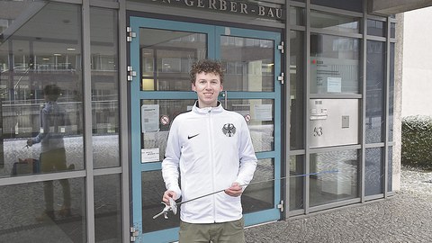 Laurenz Rieger vor seiner Studienstätte, dem von-Gerber-Bau.