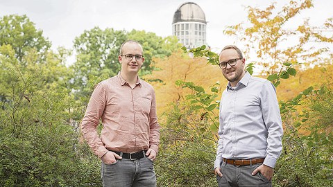 Philipp Schegner und Ronny Brünler stehen vor einem Busch.