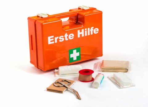 Erste-Hilfe-Kasten und Verbandsmaterial.