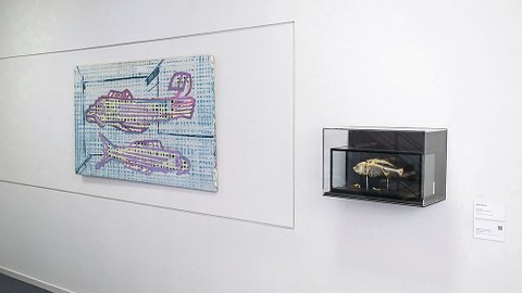 Petra Kastens Gemälde "Fische" (2013) und das Präparat eines Karpfenskeletts aus der Zoologischen Lehrsammlung der TU Dresden.
