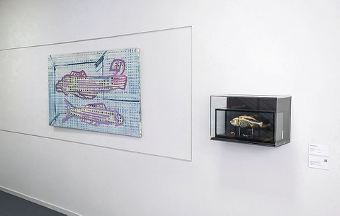Petra Kastens Gemälde "Fische" (2013) und das Präparat eines Karpfenskeletts aus der Zoologischen Lehrsammlung der TU Dresden.