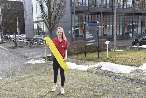 Michelle Hein vor ihrem Studienort, dem Biologiegebäude am Zelleschen Weg.
