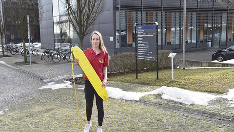 Michelle Hein vor ihrem Studienort, dem Biologiegebäude am Zelleschen Weg.