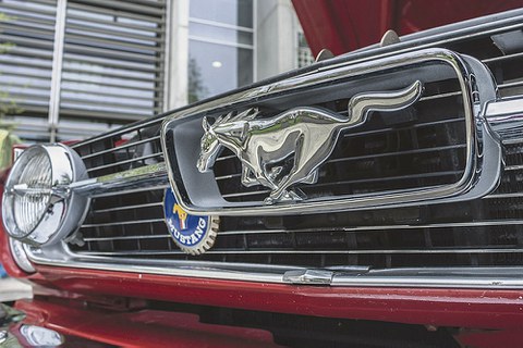 Kühlergrill eines roten Ford Mustang