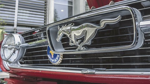 Kühlergrill eines roten Ford Mustang