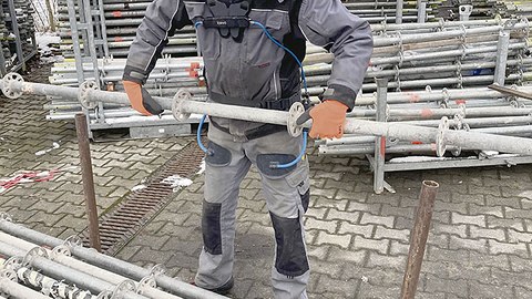 Ein Auszubildender der Gemeinhardt Service GmbH bei der Arbeit mit dem Exoskelett.
