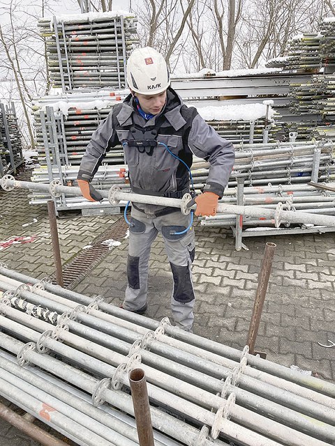 Ein Auszubildender der Gemeinhardt Service GmbH bei der Arbeit mit dem Exoskelett.