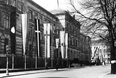 Die Alte Hochschule am Bismarckplatz mit Fahnen.