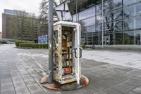 Die Bücherzelle vor dem Hörsaalzentrum mit geöffneter Tür.