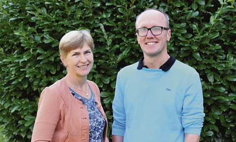 Dr. Monika Diecke und Bernhard Chesneau stehen nebeneinander vor einem grünen Busch.