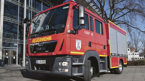 Das Fahrzeug steht vor dem Hörsaalzentrum.