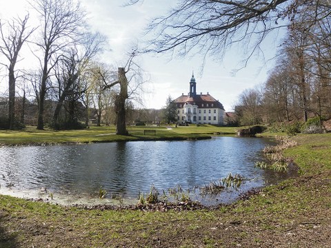 Blick von der Gartenseite auf das Schloss Reinhardtsgrimma. 