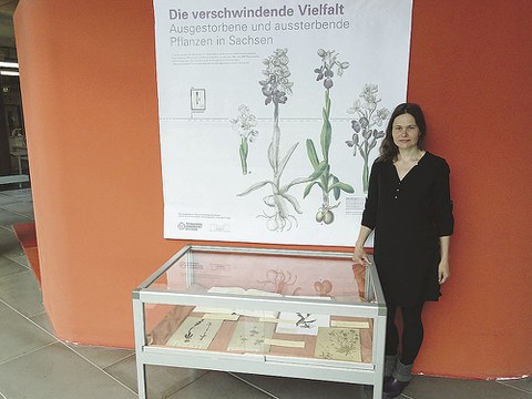 Dr. Thea Lautenschläger steht neben einer Ausstellungsvitrine.