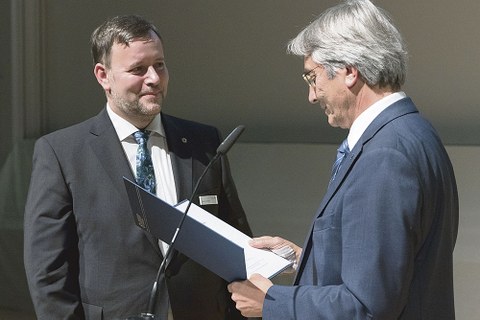 Der ehemalige TUD-Rektor Hans Müller-Steinhagen übergibt Martin Richter die Urkunde.