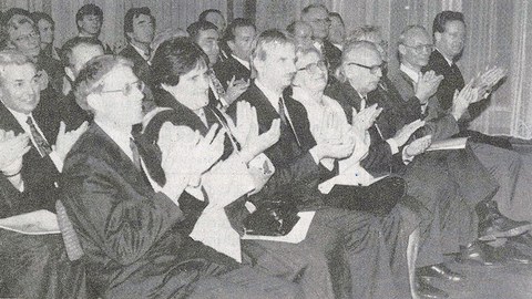 Auf dem SW-Foto sind besetzte Stuhlreihen in einem Saal zu sehen. In der ersten Reihe sitzen unter anderem Wissenschaftsminister Hans Joachim Meier, Rektor Prof. Günther Landgraf, Dresdens Oberbürgermeister Dr. Herbert Wagner und Kanzler Alfred Post.