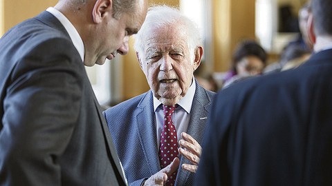 Prof. Kurt Biedenkopf spricht mit Dresdens Oberbürgermeister Dirk Hilbert. Prof. Biedenkopf ist von Vorne zu sehen, Dirk Hilbert steht vom Betrachter aus gesehen links neben ihm.