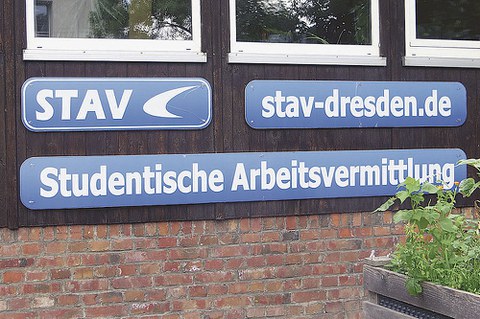 Drei Hinweisschilder mit Aufschriften: STAV, stav-dresden.de, Studentische Arbeitsvermittlung