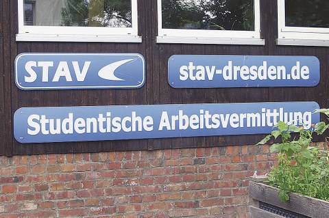 Drei Hinweisschilder mit Aufschriften: STAV, stav-dresden.de, Studentische Arbeitsvermittlung