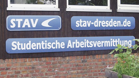 Drei Hinweisschilder mit Aufschriften: STAV, stav-dresden.de, Studentische Arbeitsvermittlung