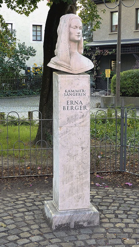 Erna-Berger-Stele in Dresden-Cossebaude.