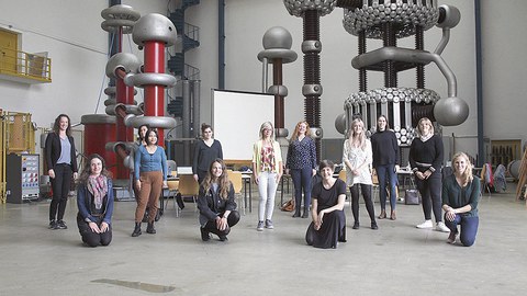 Die Teilnehmerinnen der Summer School im durchaus passenden Ambiente der TUD-Hochspannungshalle.