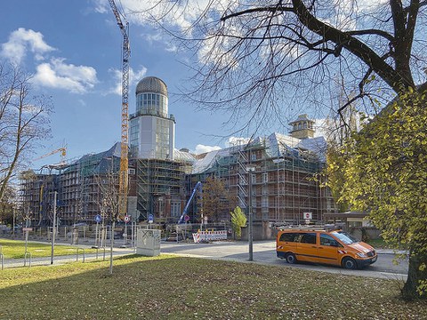 Am Beyer-Bau auf dem Hauptcampus stehen Gerüste, davor ist eine Baustelle eingerichtet.