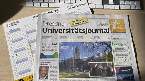 Stapel Ausgaben UJ18 mit Kalender auf einem Tisch.