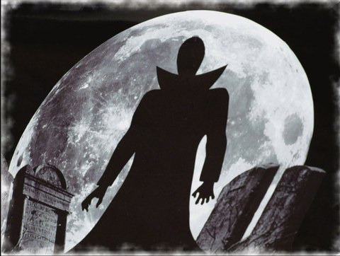 Auf dem schwarz-weiß-Bild ist der Mond zu sehen. Darauf abgebildet ein Schatten eines großen Menschen, daneben ein Grabstein.