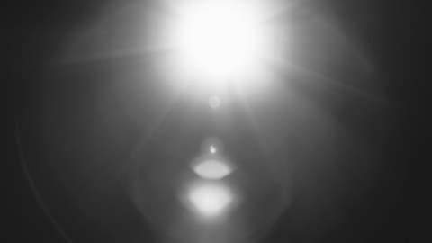 Das Foto zeigt die schwarz-weiß Aufnahme eines hellen einfallenden Lichtes. Der Rest des Bildes ist schwarz.