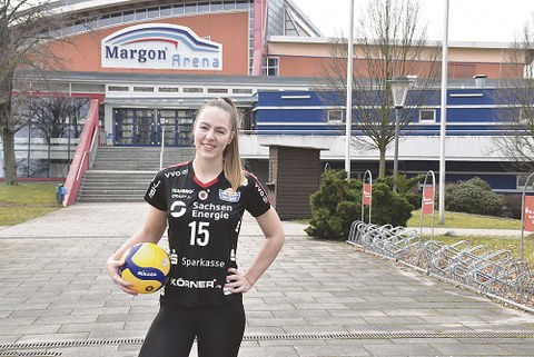 Lina-Marie Lieb vor ihrer Wirkungsstätte als Volleyballerin.