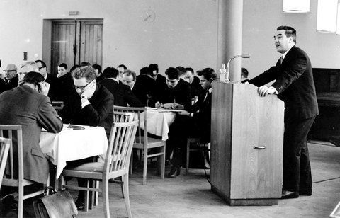 Der Absolvent der TU Dresden und Kandidat des Politbüros der SED Günther Kleber referiert auf der 1. Sitzung des Wissenschaftlichen Rates der TU Dresden am 10. Februar 1969. 