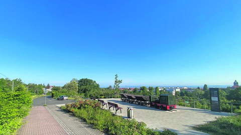 Ein schöner Platz und Aussichtspunkt am Ende der Passauer Straße und des westlichen Zugangs zum künftigen Südpark. An die nach dem Krieg hier entlangführende Trümmerbahn erinnern die Loren und eine Feldbahn mit Erläuterungen auf einer Stele. 