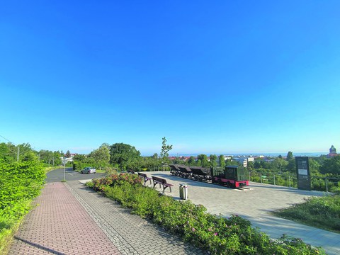 Ein schöner Platz und Aussichtspunkt am Ende der Passauer Straße und des westlichen Zugangs zum künftigen Südpark. An die nach dem Krieg hier entlangführende Trümmerbahn erinnern die Loren und eine Feldbahn mit Erläuterungen auf einer Stele. 