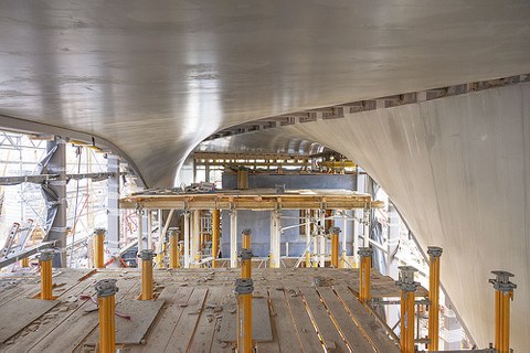 Blick in das Innere des Carbon-Beton-Gebäudes. Im Inneren stehen Gerüste.