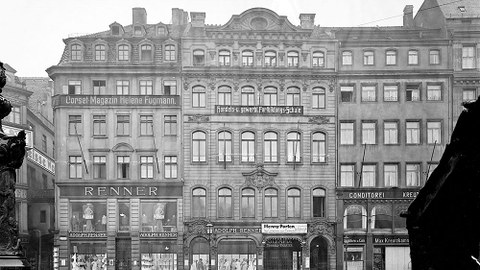 Schwarz-Weiß-Aufnahme der Häuserzeile am Altmarkt. 