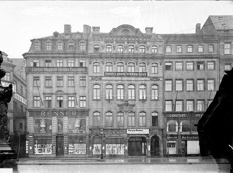 Schwarz-Weiß-Aufnahme der Häuserzeile am Altmarkt. 
