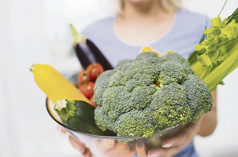 In einer Metallschüssel sind verschiedene Gemüsesorten angeordnet. Zu sehen ist Brokkoli, Sellerie, Zucchini, Aubergine und kleine Tomaten.