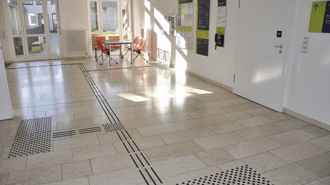 Ein Blick in das Foyer des Günther-Landgraf-Baus. Auf dem Fußboden sind die Bodenindikatoren zu sehen. 