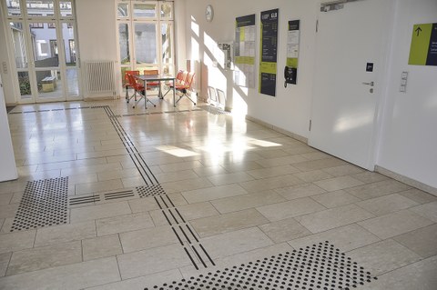 Ein Blick in das Foyer des Günther-Landgraf-Baus. Auf dem Fußboden sind die Bodenindikatoren zu sehen. 